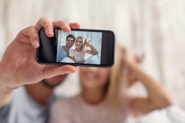 Neşeli aşıklar kendilerini telefonla çekim