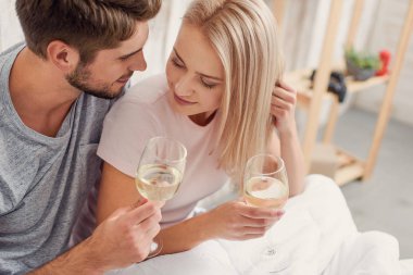 Bizim için içki sağlar