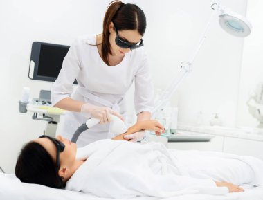 Profesyonel doktor kavitasyon tedavisi gören