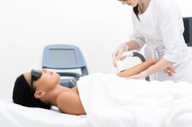 Güzel kızın cilt bakım yordamı