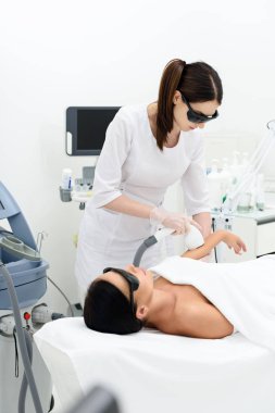 Profesyonel güzellik uzmanı geçiren lazer Masaj