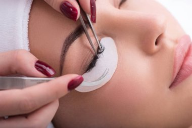 Müşteri ile çalışma profesyonel kirpik maker
