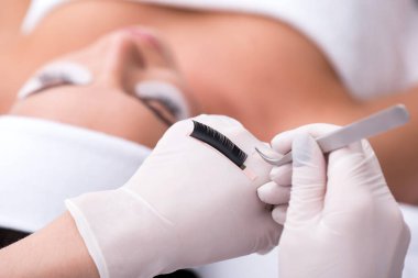 Kirpik uzatma yordam yapmadan profesyonel güzellik uzmanı