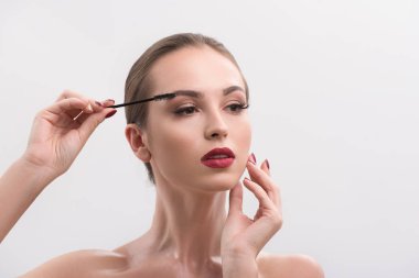 Şehvetli kız yüz makyaj yapıyor