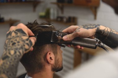 Genç müşteri ziyaret Berber Dükkanı