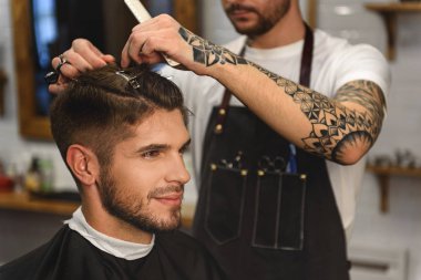 saç kesimi almak müşteri yakın çekim