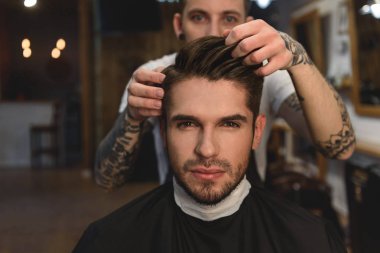 Kuaför insan saçı ayarlar