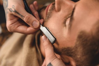 tıraş adamın yüzünü