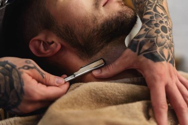 Elektrik Sigara ustura ile tıraş adam
