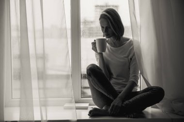 sinir bozucu kadın kopya alanı ile kahve içme