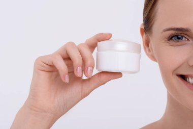 çekici bir genç kadın stüdyoda poz