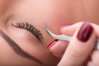 Kirpik uzatılırken güzel bir genç kadın