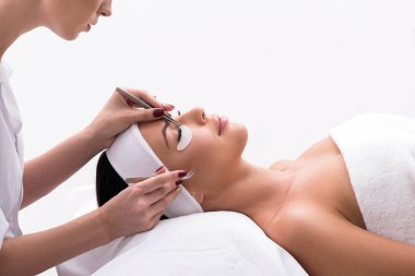 Kirpik uzatılırken güzel bir genç kadın