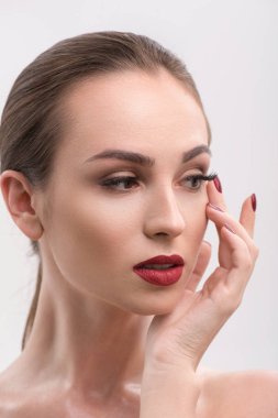 Kırmızı dudaklar ve çivi Studio ile genç kadın