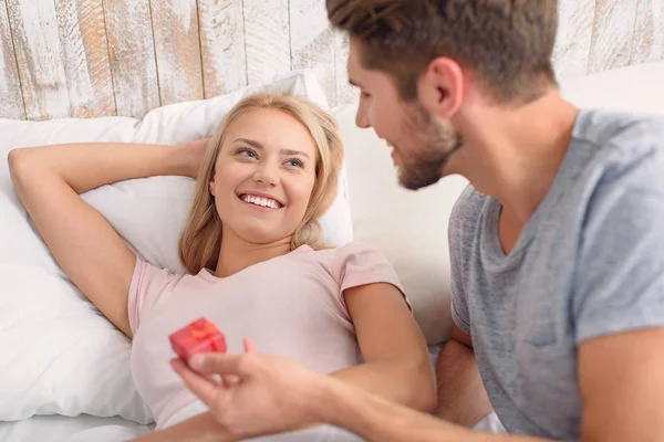 Gioiosa coppia amorevole che celebra in camera da letto — Foto Stock