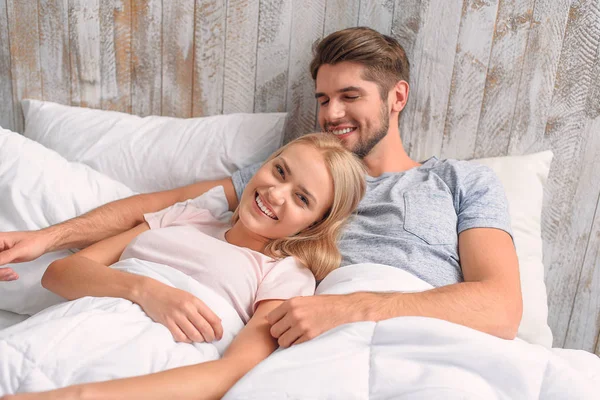Nettes liebevolles Paar, das sich im Schlafzimmer umarmt — Stockfoto