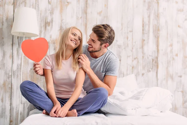 Feliz casal amoroso compartilhando seus sentimentos — Fotografia de Stock