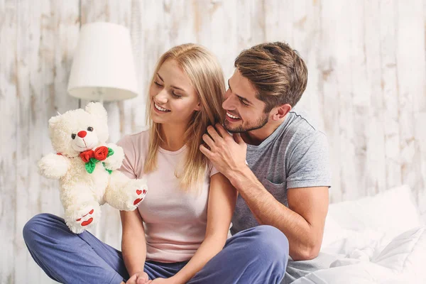 Marido feliz dando brinquedo macio à esposa — Fotografia de Stock