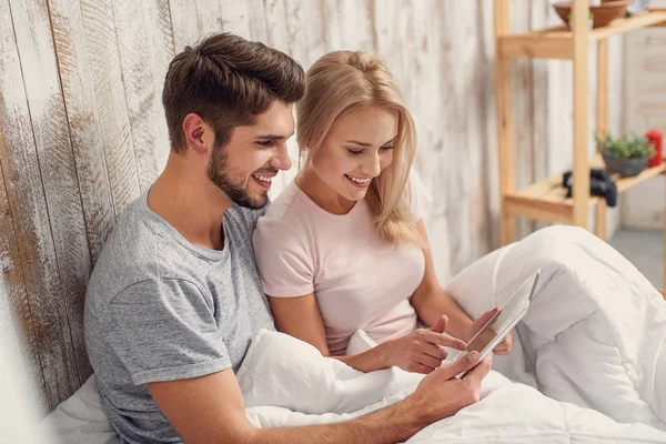 Glücklicher Mann und Frau mit Computer im Schlafzimmer — Stockfoto