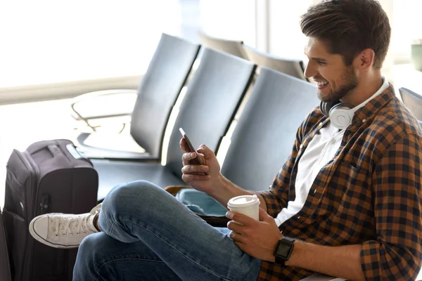 Fröhlicher männlicher Tourist wartet auf Flug — Stockfoto