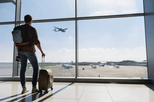 Mężczyzna turysta patrząc na lot — Zdjęcie stockowe