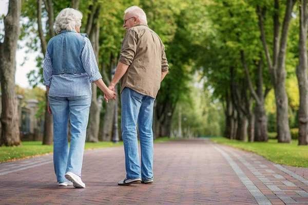 Feliz madura hombre y mujer teniendo caminar juntos — Foto de Stock