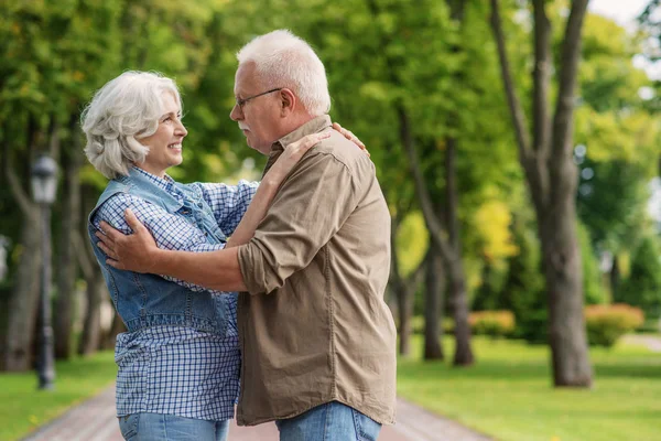 Volwassen man en vrouw knuffelen met geluk — Stockfoto