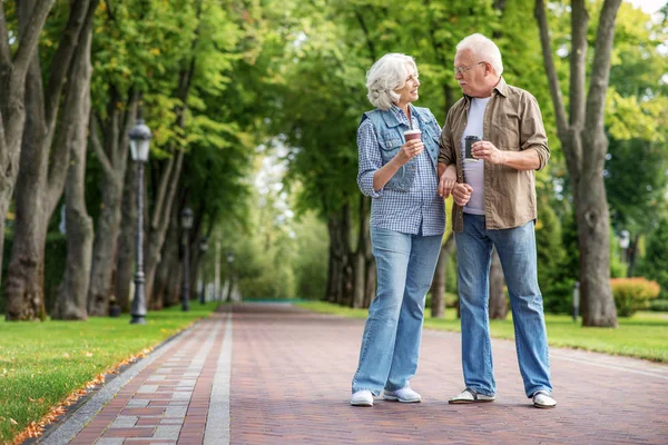 Viejo esposo y esposa caminando en la naturaleza — Foto de Stock