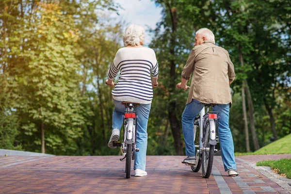 Hombre y mujer maduros en bicicleta en la naturaleza — Foto de Stock