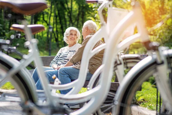 Vieja pareja amorosa citas en la naturaleza — Foto de Stock