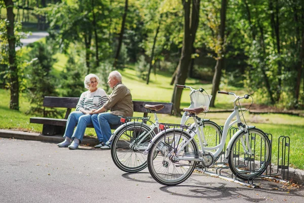 Зрелый мужчина и женщина отдыхают после езды на велосипеде — стоковое фото
