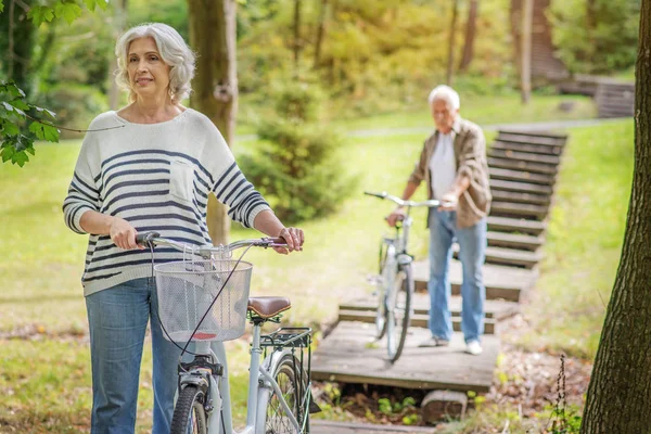 Alegre pareja casada mayor caminando con bicicletas — Foto de Stock