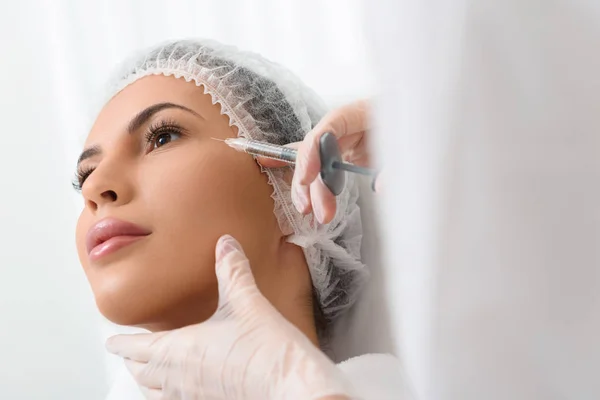 Este procedimiento hará que su piel facial perfecta — Foto de Stock