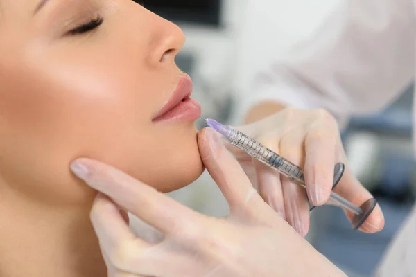 Cosmetólogo profesional haciendo inyección de botox — Foto de Stock