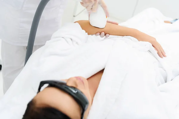 Menina relaxada recebendo procedimento de cavitação no salão de spa — Fotografia de Stock