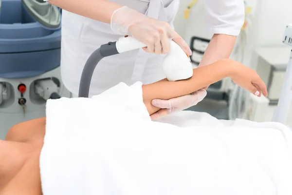 Ontspannen jongedame genieten van huidverzorging therapie — Stockfoto