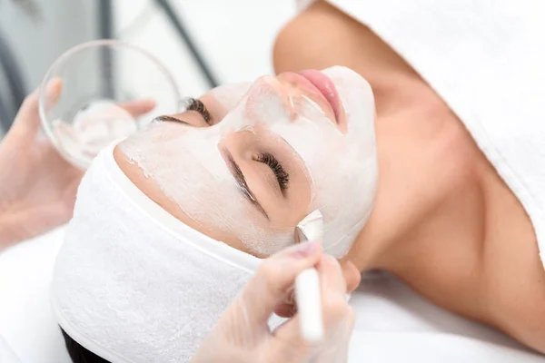 Relaxado jovem mulher desfrutando de procedimento de spa — Fotografia de Stock