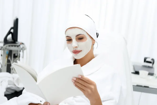 Mulher bonita desfrutando de tratamento de cuidados com a pele no spa — Fotografia de Stock