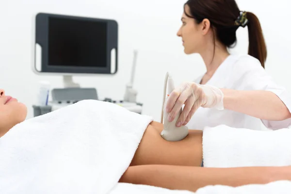 Médico profesional haciendo examen ultrasónico — Foto de Stock