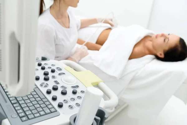 Señora haciendo procedimiento ultrasónico en la clínica — Foto de Stock