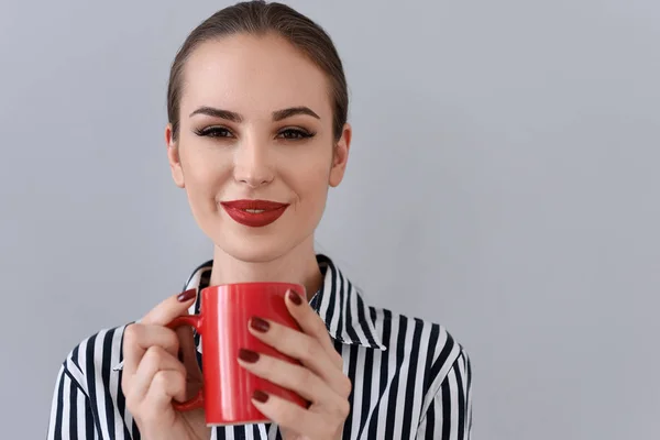 Mujer alegre disfrutando de la bebida caliente — Foto de Stock