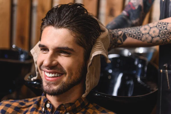 Ansikte av glad kille på frisörsalong — Stockfoto