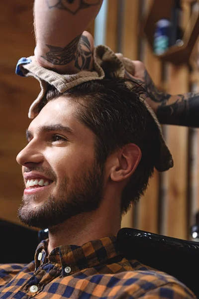 Rosto do cliente feliz visitando barbearia — Fotografia de Stock