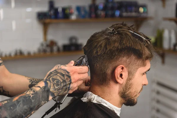 Vista laterale di uomo ottenere taglio di capelli — Foto Stock