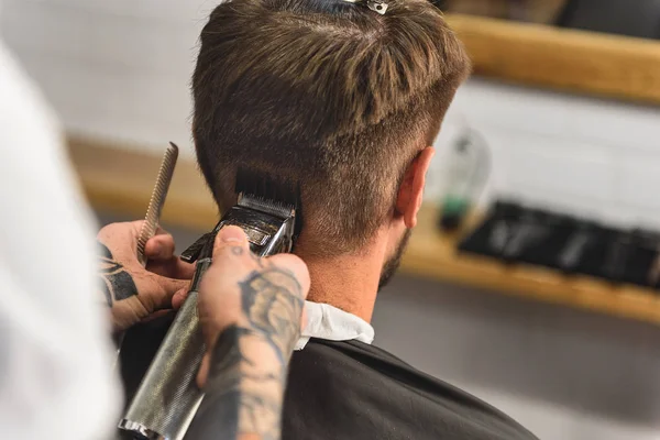 Tatuerade händer med en clipper — Stockfoto