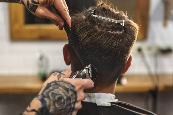 Menino recebendo um corte de cabelo dentro de casa — Fotografia de Stock