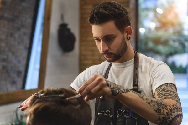 Professionell frisör på jobbet — Stockfoto