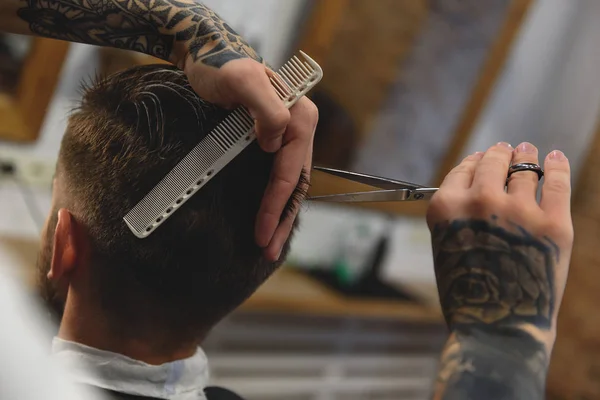 Close up cliente recebendo corte de cabelo — Fotografia de Stock