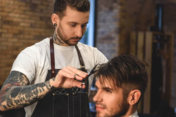 Närbild på unga Frisör arbetar i barbershop — Stockfoto