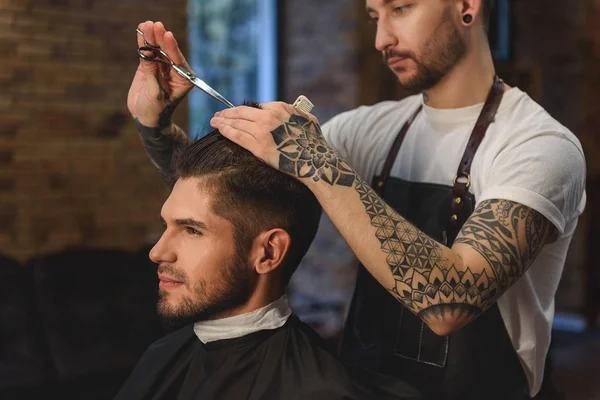 Närbild av unga mannen att få en frisyr — Stockfoto